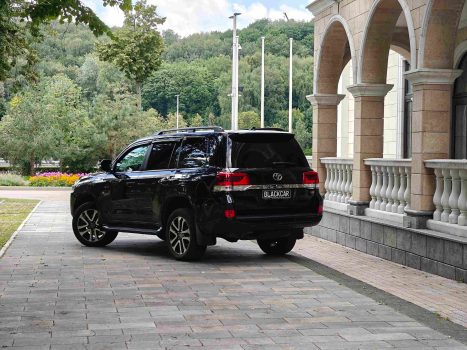 взять в аренду Toyota Land Cruiser 200