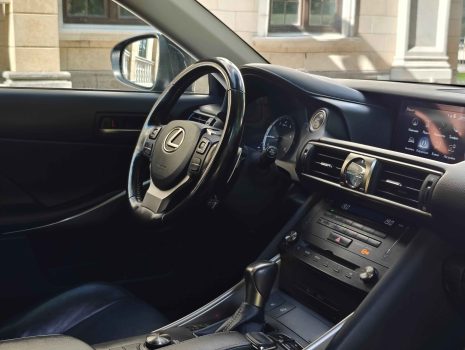 взять в аренду Lexus IS 300