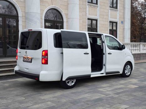 взять в аренду Peugeot Traveller