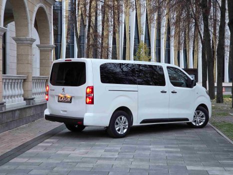 взять в аренду Peugeot Traveller