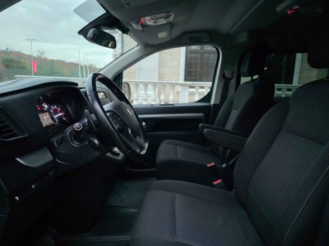 взять в аренду Peugeot Traveller