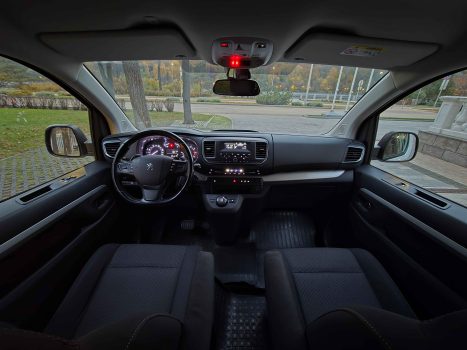 взять в аренду Peugeot Traveller