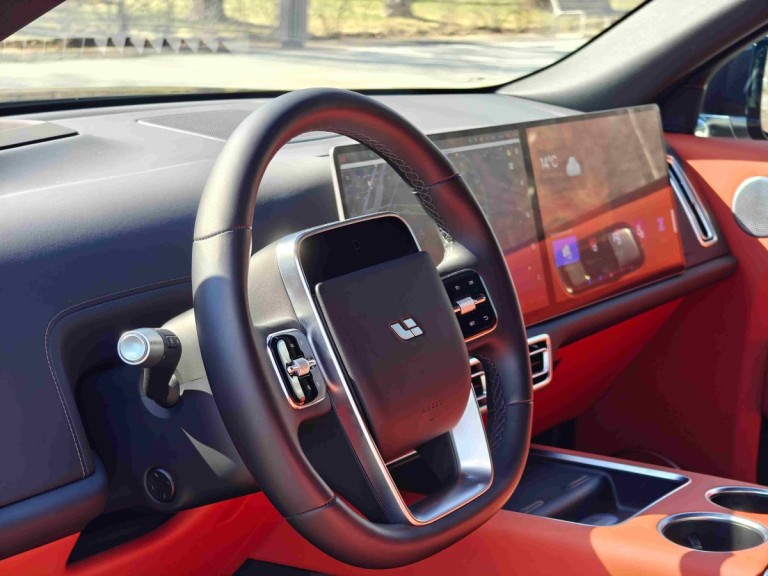 Эволюция руля: от деревянного штурвала до джойстика в Tesla